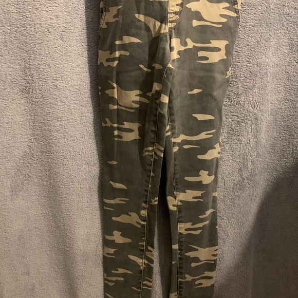 Forever 21 women’s Camo print overalls size 0 Like new condition offers welcome! - Picture 6 of 6
